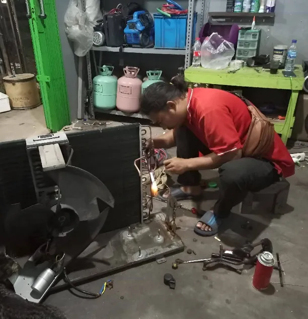 Pengerjaan servis kondensor dan modul AC di workshop bengkel resmi MB Teknik Selaras