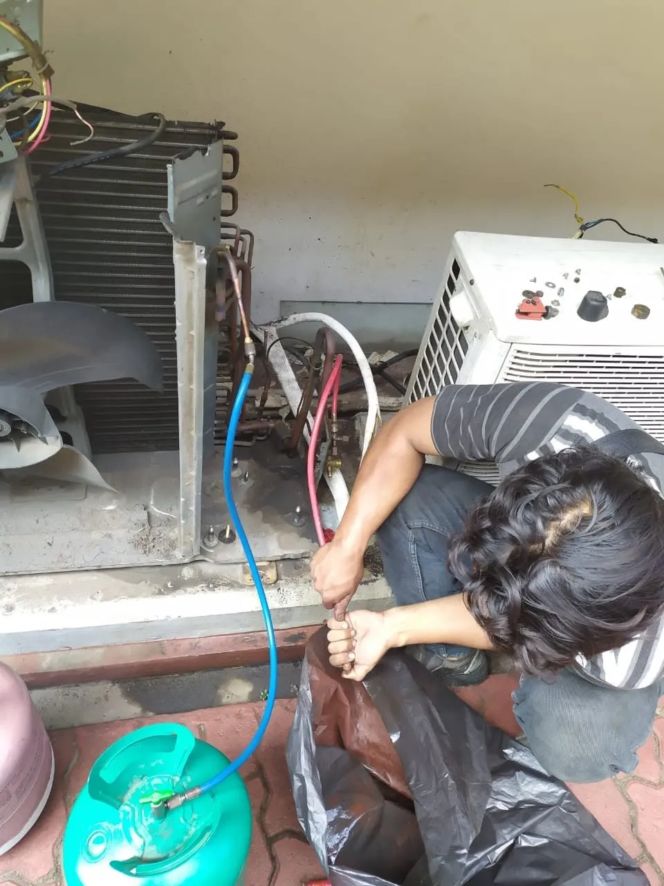 Teknisi MB Teknik Selaras melakukan flushing AC cassette di perumahan Cileungsi