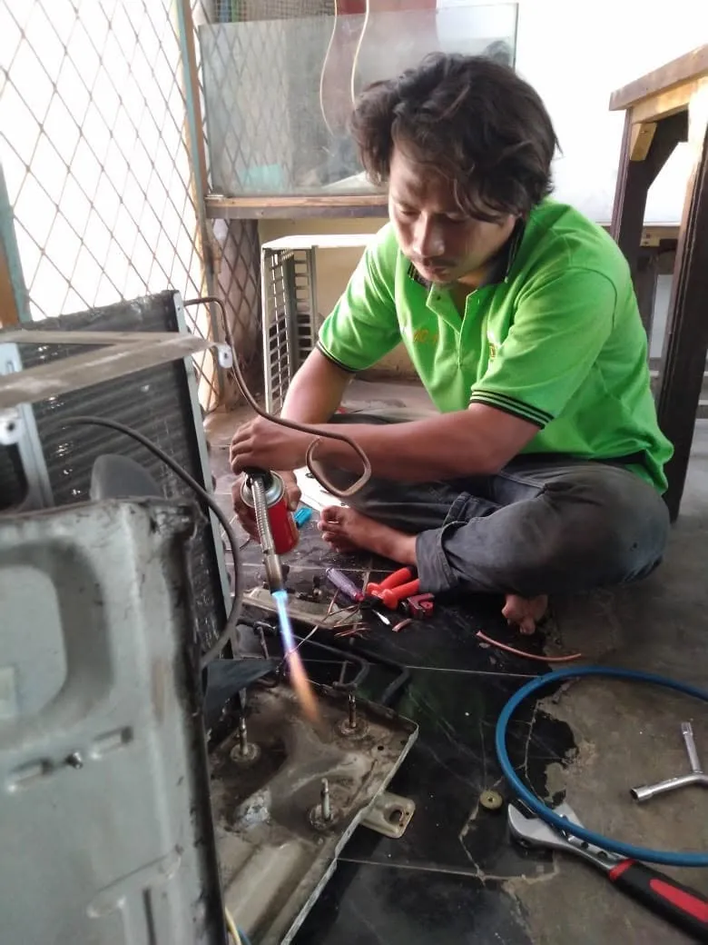 Pengelasan pipa tembaga dan perbaikan kompresor AC oleh teknisi MB Teknik Selaras